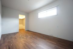 7.5帖。家具を選ばないナチュラルなフローリングとシンプルなクロスで、住む人のこだわりを活かす洋室＾＾ウォークインクローゼットもあり荷物もすっきり片付けられ、ゆとりのある暮らしが出来ます＾＾ 