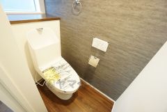 1階2階の2ヶ所にトイレがありますので、忙しい朝にも家族に気を使わず、ゆとりが生まれますね＾＾ 小窓付きで換気する時に便利です＾＾