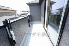 南向きで陽当たりの良いバルコニーです。お洗濯やお布団干しはもちろん、日光浴スペースにも＾＾足元は防水工事施工済です。 