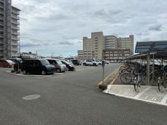 敷地内に停めやすい駐車スペースがあります。毎日の通勤・通学・買い物がしやすく、快適に過ごせますね＾＾