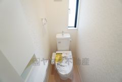 1階2階の2ヶ所にトイレがありますので、忙しい朝にも家族に気を使わず、ゆとりが生まれますね＾＾ 小窓付きで換気する時に便利です＾＾ 