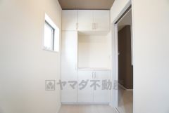 採光も考えられた明るい玄関です。たっぷり収納できるシューズボックス付きなので、家族全員の靴がきれいに整頓できます。