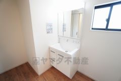 三面鏡裏収納付き洗面化粧台です＾＾ 歯磨きセットやスキンケア用品などの収納に便利ですね。 生活感も隠すことができ、来客時にも安心です。