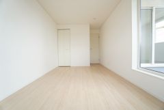 8帖。主寝室としてお使いいただけそうなこちらのお部屋は、日当たりが良く、爽やかな風を感じて起きる朝は、快適生活の始まりに。