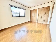 暖かい日差しが差し込む洋室。たっぷり収納できるクローゼット付きでお部屋の中をすっきりと快適に保てます。