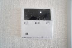 キッチン横からお湯張り、追い炊き、足し湯がボタン一つで楽々操作できる給湯機リモコンです。忙しい夕飯準備の時間帯に重宝しますね。