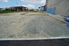 駐車スペースはゆとりある2台分を確保。マイカー用に、お客さま用に、余裕を持ってご利用いただけます。