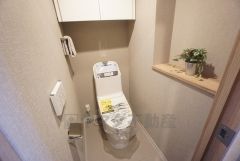 温水洗浄機付トイレです。節水機能もあるので、安心して使えますね。汚れをガードする構造でサッと一拭き、お手入れが簡単。