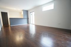 2面採光を確保したリビングは、陽光あふれる明るい空間です。ゆったり寛げる憩いの場となりそうです＾＾