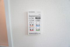  浴室暖房乾燥機には、暖房、乾燥、涼風、換気の4つの機能が付いています。タイマー付きです。換気・雨の日の洗濯も安心です＾＾
