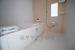 1日の疲れを癒すくつろぎのバスルーム。足を伸ばしてもゆったりと入れるサイズです。お子様と一緒にお風呂に入っても狭くないですね＾＾