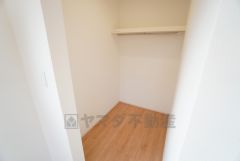 寝室にはハンガーパイプ付きのウォークインクローゼットが設けられています。たっぷり収納できるので衣替えの心配もいりませんね＾＾