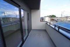 広々としたバルコニー。 天気のいい日にはお布団もまとめて干せそうですね＾＾