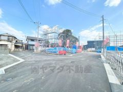 前面道路は南側約6.0ｍ、西側約6.0ｍ、北側約6.0ｍに面しています＾＾ 