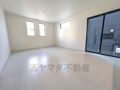 大きな掃き出し窓のあるリビングは、陽光あふれる明るい空間です。ゆったりと寛げる憩いの場となりそうです。