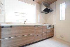 収納も、作業スペースも広々と設けられた使いやすいシステムキッチンです＾＾カウンターキッチンなので、ご家族と会話をしながら楽しくお料理ができます＾＾