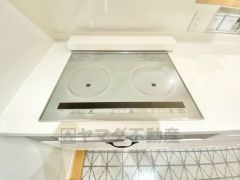 お手入れのしやすいIHクッキングヒーターです。3口コンロなので、効率よくお料理が楽しめます。毎日のお料理も楽しくなりますね＾＾