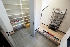 玄関はシューズクローク付です。普段靴はもちろんゴルフ道具やお子様の遊び道具もたっぷり収納できます。