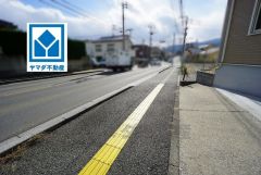 前面道路は広めです。