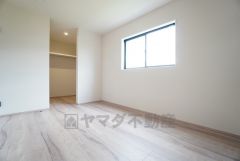 主寝室としてお使いいただけそうなこちらのお部屋は、日当たりが良く、爽やかな風を感じて起きる朝は、快適生活の始まりに。