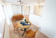 大きな掃き出し窓のあるリビングは、陽光あふれる明るい空間です。ゆったりと寛げる憩いの場となりそうです。 