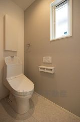 1階2階の2ヶ所にトイレがありますので、忙しい朝にも家族に気を使わず、ゆとりが生まれますね＾＾ 小窓付きで換気する時に便利です＾＾