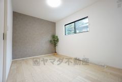 6帖の洋室です。デザインクロスがアクセントになった落ち着いた雰囲気のお部屋です＾＾ウォークインクローゼット付き＾＾