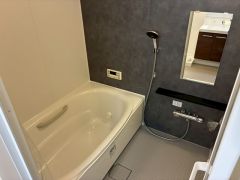 1日の疲れを癒すくつろぎのバスルーム。足を伸ばしてもゆったりと入れるサイズです。お子様と一緒にお風呂に入っても狭くないですね＾＾ 