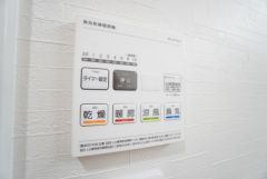 雨の日の洗濯も安心できる浴室暖房乾燥機付き浴室。リモコンで操作もボタン1つで簡単。