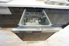 炊事時間を大幅に短縮できる食器洗浄乾燥機付き＾＾食器を洗う手間が減るので家族とのコミュニケーションの時間や自分の時間が増えますね。