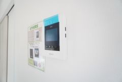 防犯はもちろん、セールスマン対策にもなるモニター付きインターホンです。 来訪者の顔が見えるので安心ですね＾＾