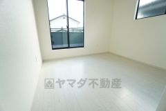 2面採光を確保した明るい室内は、風通しも良く、大変居心地の良い空間となっております。日当たりがよく、子供部屋としての利用もおすすめ。