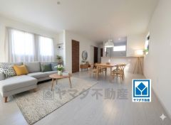 19.4帖。家族が集まる開放的なリビング。思い思いの時間を過ごしたり食事をしたり、素敵な団らんの場になりますね。家具はCGによるイメージ画像