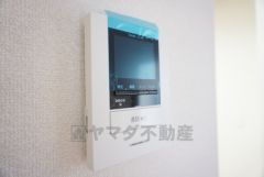 同仕様写真。現況と異なる場合は現況優先となります。防犯はもちろん、セールスマン対策にもなるモニター付きインターホンです。 来訪者の顔が見えるので安心ですね＾＾