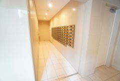 建物内に郵便受けあり。雨の日でも濡れる心配なく受け取りができます。