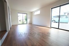 大きな掃き出し窓のあるリビングは、陽光あふれる明るい空間です。ゆったりと寛げる憩いの場となりそうです＾＾