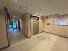 エレベーター完備。重たい荷物を持っていても楽に上り下りできますね。週末にまとめ買いしても安心です。