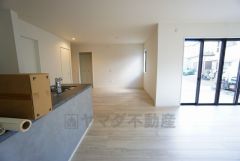 LDK24帖の大空間となります。家族が集まる開放的なリビング。思い思いの時間を過ごしたり、家族みんなで食事をしたり、素敵な団らんの場になりますね＾＾