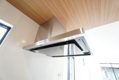 お手入れが簡単なスリム型レンジフードです。調理により発生する油煙や臭いを吸い込み、屋外へ排気してくれます。