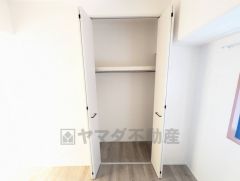 洋室にはハンガーパイプ付きのクローゼットが設けられています。たっぷり収納できるので衣替えの心配もいりませんね＾＾