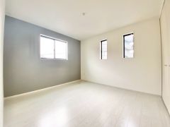 主寝室としてお使いいただけそうなこちらのお部屋は、日当たりが良く、爽やかな風を感じて起きる朝は、快適生活の始まりに。