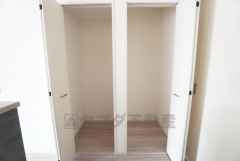 キッチン横に広々としたパントリー付き＾＾洗面室にも近く、食料品だけでなく日用品などの収納にも＾＾