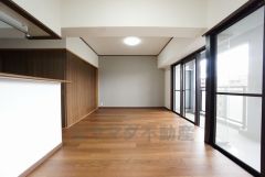 キッチンから会話が弾みそうなダイニングです。