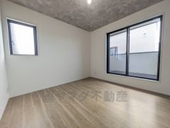 7帖。主寝室としてお使いいただけそうなこちらのお部屋は、日当たりが良く、爽やかな風を感じて起きる朝は、快適生活の始まりに。