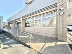 エントランス前にスロープがあり、ベビーカー・車椅子に対応可能です＾＾