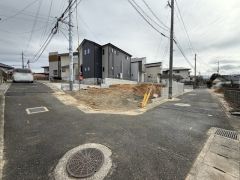 角地＾＾前面道路。北西側約4ｍ、北東側約3.8ｍ。西鉄バス「東花畑小学校前」停まで徒歩約3分＾＾