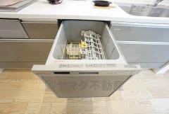 炊事時間を大幅に短縮できる食器洗浄乾燥機付き＾＾食器を洗う手間が減るので家族とのコミュニケーションの時間や自分の時間が増えますね。