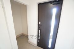 玄関にはシューズボックスとシューズクローク付き。ご家族全員分の靴からベビーカーやゴルフバッグなどもしっかり収納できます＾＾