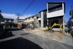 前面道路は南西側約4.6ｍの公道に面しています。 住人以外の車の進入も少なく、小さなお子様を持つご家庭にも安心です。