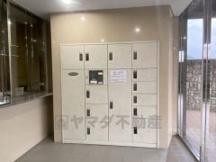 エントランスに宅配ボックス付き＾＾不在時でも荷物を受け取れるので便利ですね＾＾